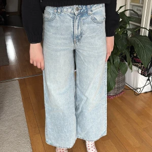 Ljusa jeansbyxor från Divided - Säljer ett par oanvända ljusa jeansbyxor från Divided med relaxed fit och regular waist. Byxorna har en bred och rak passform som ger en avslappnad stil. Perfekta för en casual look. Lappen kvar, aldrig använda men glömde skicka tillbaka. Storlek 32