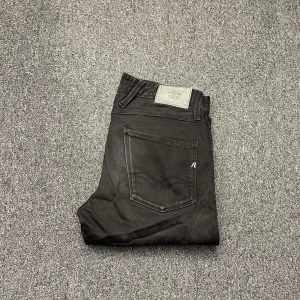 Replay anbass jeans - Säljer ett par feta replay anbass jeans som är i 9/10 skick sitter slim fit👌