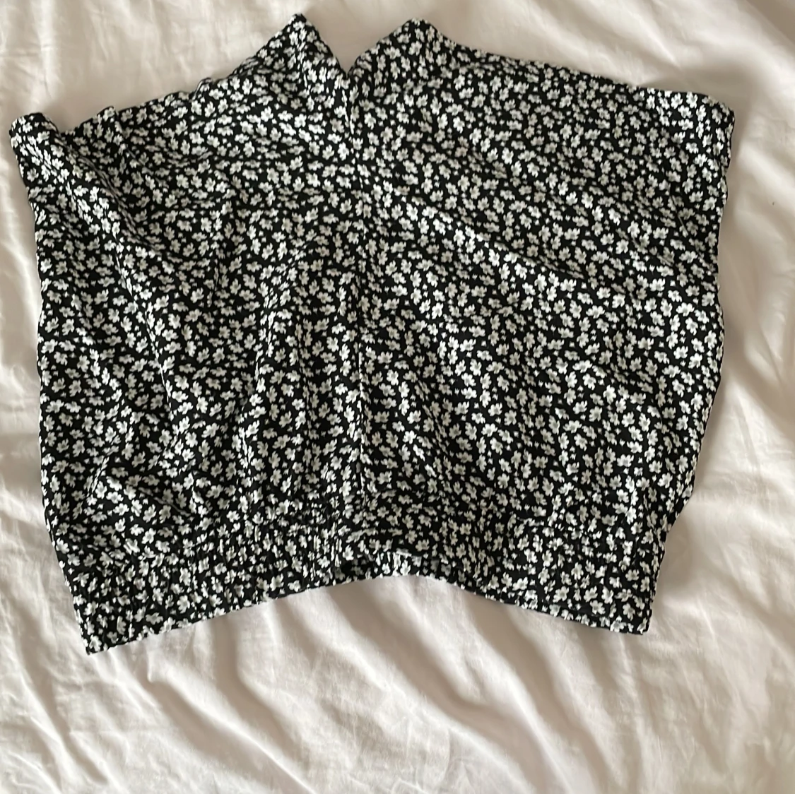 Svarta blommiga shorts från XOXO Friends - 1