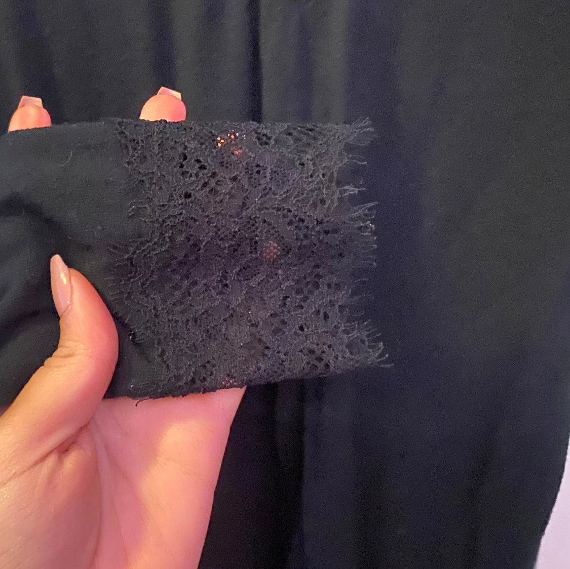 Svart topp med spetsdetaljer - 2