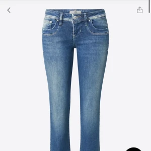 Blå jeans från LTB - Säljer Snygga blå jeans från LTB med låg midja, storlek 27/34 i väldigt bra skick. Hör gärna av er om ni har frågor eller vill ha fler bilder!💗