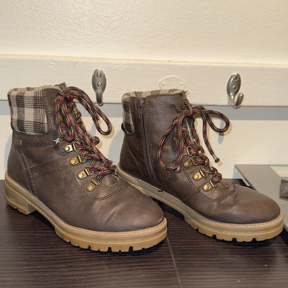 Bruna kängor med rutigt foder - ”Jana” (storlek 38)