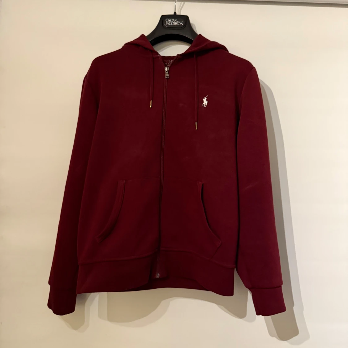 Vinröd hoodie från Ralph Lauren