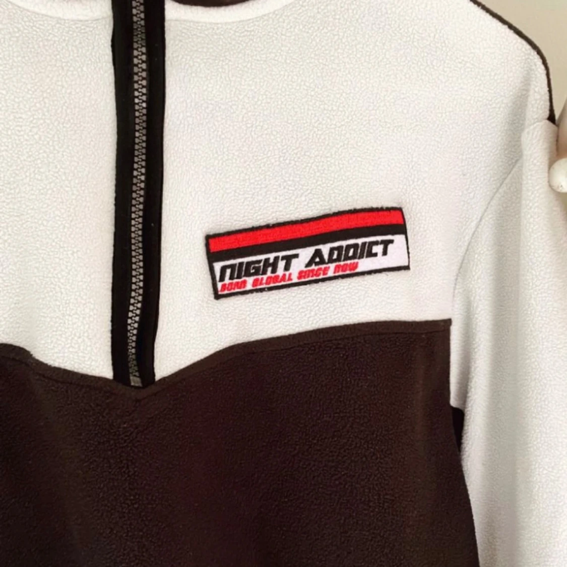 Svart och vit tröja från Night Addict - 1