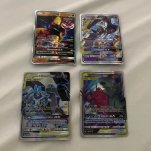 Pokémon GX-kort - Säljer fyra Pokémon GX-kort med olika karaktärer. Korten har en glansig yta och är i standardstorlek för samlarkort. Perfekt för samlare eller spelare som vill förstärka sin kortlek. Korten har den klassiska blå baksidan med en Pokéball i mitten.