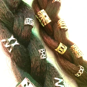 By prisförslag- 10 st mix Hårdekorationer i silver  - Snygga hårdekorationer i både silver. Dessa små smycken är perfekta för att piffa upp flätor eller andra frisyrer. De har olika mönster och ger en unik touch till din look. Finns i guld om man hellre vill det. 