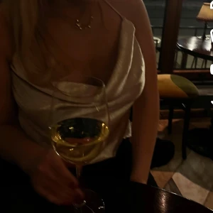 Guld satinlinne - Elegant guldt satinlinne med smala axelband och draperad framsida. Perfekt för en kväll ute 