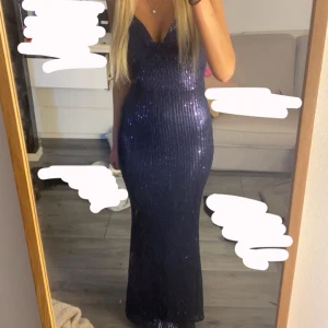 Balklänning  - Aldrig använd, passar perfekt till balen. Storlek xs men passar s. Jag är 173 och klänningen är liite för kort. 