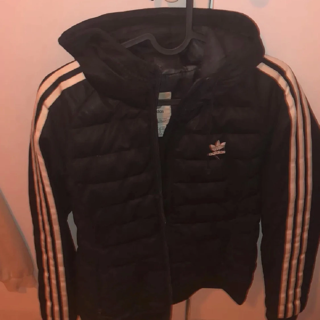 Svart dunjacka från Adidas