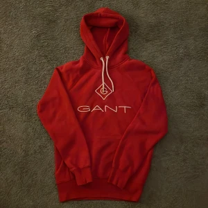 Gant hoodie - Skick 10/10.  skriv om ni har frågor