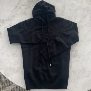 Kashmir hoodie  - Tja, säljer denna merinoull/Kashmir hoodie då den va i fel storlek. storlek S men passar XS. Den är helt ny, endast testad av mig. Hör gärna av dig vid mer frågor. Pris kan diskuteras😊