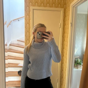 Ljusblå stickad polotröja - Säljer en mysig ljusblå stickad polotröja med ribbade detaljer. Säljs då den inte kommer till användning, storlek står tyvärr inte men passar perfekt för mig som har S/M i tröjor❣️