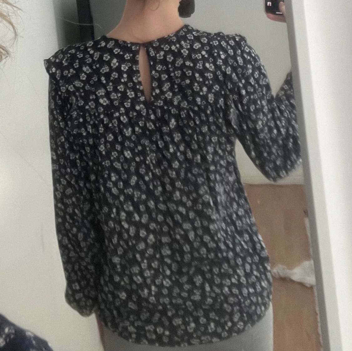 Mörkblå blus med blommor - 1