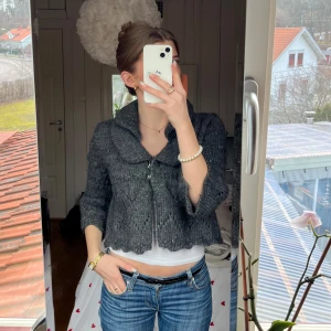Söt grå kofta  - Super söt mysig grå kofta, säljer då den inte kommer till användning längre. Perfekt skick! Står ingen storlek men skulle säga xs/s, från Northland🥰