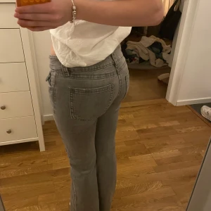 Grå jeans - Säljer snygga mörkgråa lågmidjade bootcut jeans från gina young. Säljer pga att de är för korta, jag är 163! Supersköna och snygga och passar till allt, skriv om frågor. De är i storlek 158 i barnstorlek och skulle säga L 30 W 25