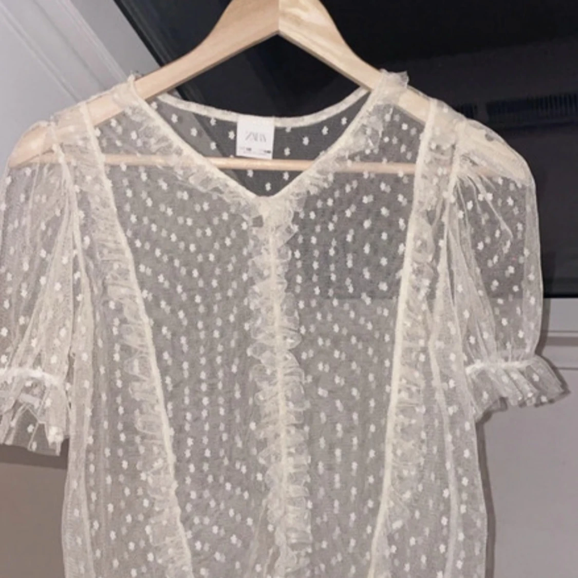 Vit prickig blus från Zara