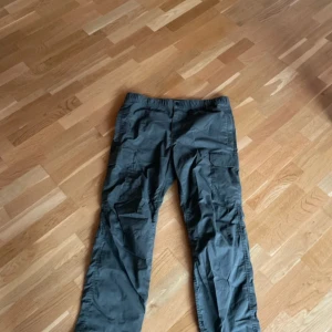 Gröna cargobyxor från H&M - Säljer ett par gröna cargobyxor från H&M i regular fit. Byxorna har flera praktiska fickor och en bekväm passform!