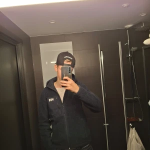 Helly Hansen Jacka - Tjena, säljer nu denna feta och populära jackan från Helly Hansen. Kom pm för fler bilder