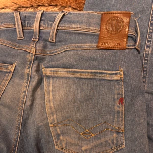 Replay anbass jeans  - Snygga blå jeans från Replay med klassisk femficksdesign och en bekväm passform. Säljer för riktigt bra pris🙌🏼 Säöjer pga att de har blivit för små. 
