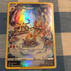 Magmortar Pokémonkort - Säljer ett holografiskt Magmortar Pokémonkort med 140 HP. Kortet har attacker som Mega Punch och Boltsplosion. Perfekt för samlare eller spelare som vill förstärka sin kortlek. Kortet har en färgglad och glansig yta som verkligen sticker ut. Alltid äkta. Den är i bra skick bara några mindre repor. Köparen står för frakten 