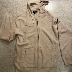 Beige zip hoodie från Hampton Republic - Säljer en stilren beige zip hoodie från Hampton Republic i storlek S. Har använt bara 2 gånger. 