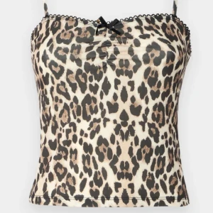 gina leopard topp - säljer min gina tricot topp med leopard mönster💓