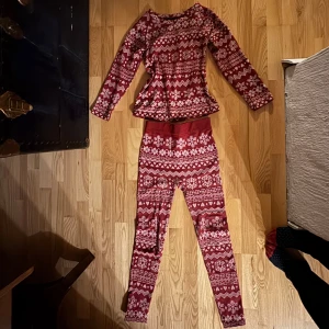 Underställ röd och vit julmotiv, pyjamas - Säljer ett asmysigt och varmt underställ som är perfekt att strosa runt i på mellandagarna🥰 står ej storlek men skulle tippa på en S/M sitter bra i längden på mig som är 174!! Knappt använt och riktigt varmt!