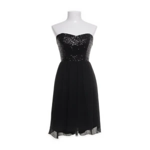 Svart axelbandslös klänning med paljetter - Elegant svart axelbandslös klänning med glittriga paljetter på överdelen. Perfekt för festliga tillfällen med en stilren och chic design.