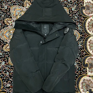 Canada Goose black label Macmillan - Säljer en helt ny och oanvänd Canada Goose Macmillan Black Label i storlek S. Jackan är i perfekt skick, aldrig använd.  En klassisk och stilren modell som passar lika bra till vardags som i mer uppklädda sammanhang.  Nypris: ca 14 000 kr Mitt pris: 3000. Pris kan diskuteras beroende på situation. Vid intresse, skicka ett meddelande! Först till kvarn.