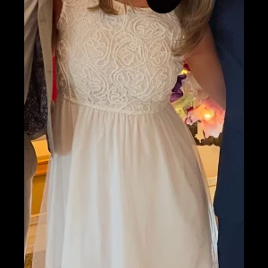 Vit spetsklänning - En jätte fin vit klänning, perfekt för student eller likande. Är i mycket bra skick, bara använd en gång🤩pris kan diskuteras 