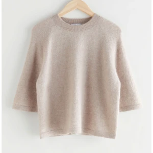 Stickad topp med korta ärmar - Stickad topp i alpaccablandning från & other stories i bra skick. Nypris är 790kr.