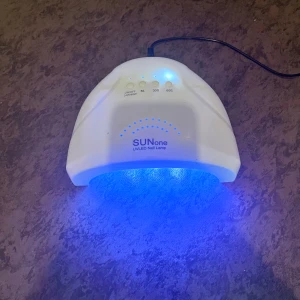 SUNone UV/LED nagellampa - Effektiv UV/LED nagellampa från SUNone med flera tidsinställningar. Perfekt för att härda gelnagellack snabbt och jämnt. Kompakt design med blått ljus och flera LED-lampor för optimal täckning. Vet ej varför det står fri frakt men frakten kostar 70kr!!!!