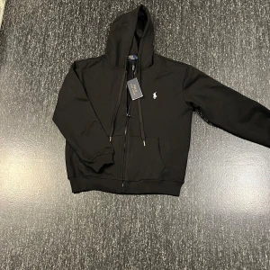 Svart hoodie från Polo Ralph Lauren - Snygg svart hoodie från Polo Ralph Lauren. Helt ny, nypris ligger på 2200kr