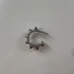 Silverfärgat örhänge med nitar - Ett Edblad örhänge med nitar. Har bara ett då jag tappat bort det andra så om nån är i en liknade situation så säljer jag den. 