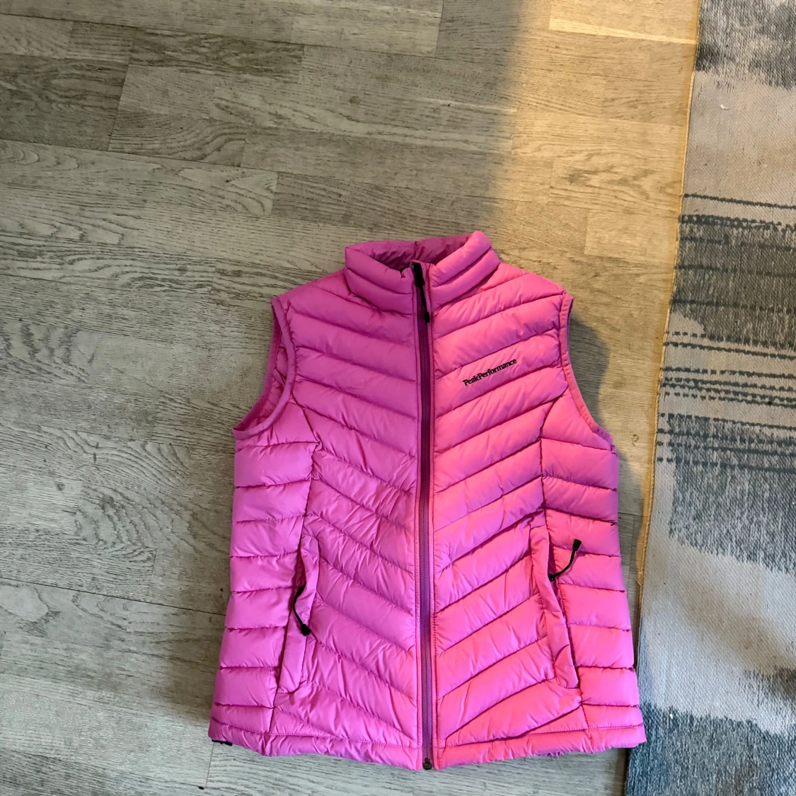 Rosa dunväst från Peak Performance