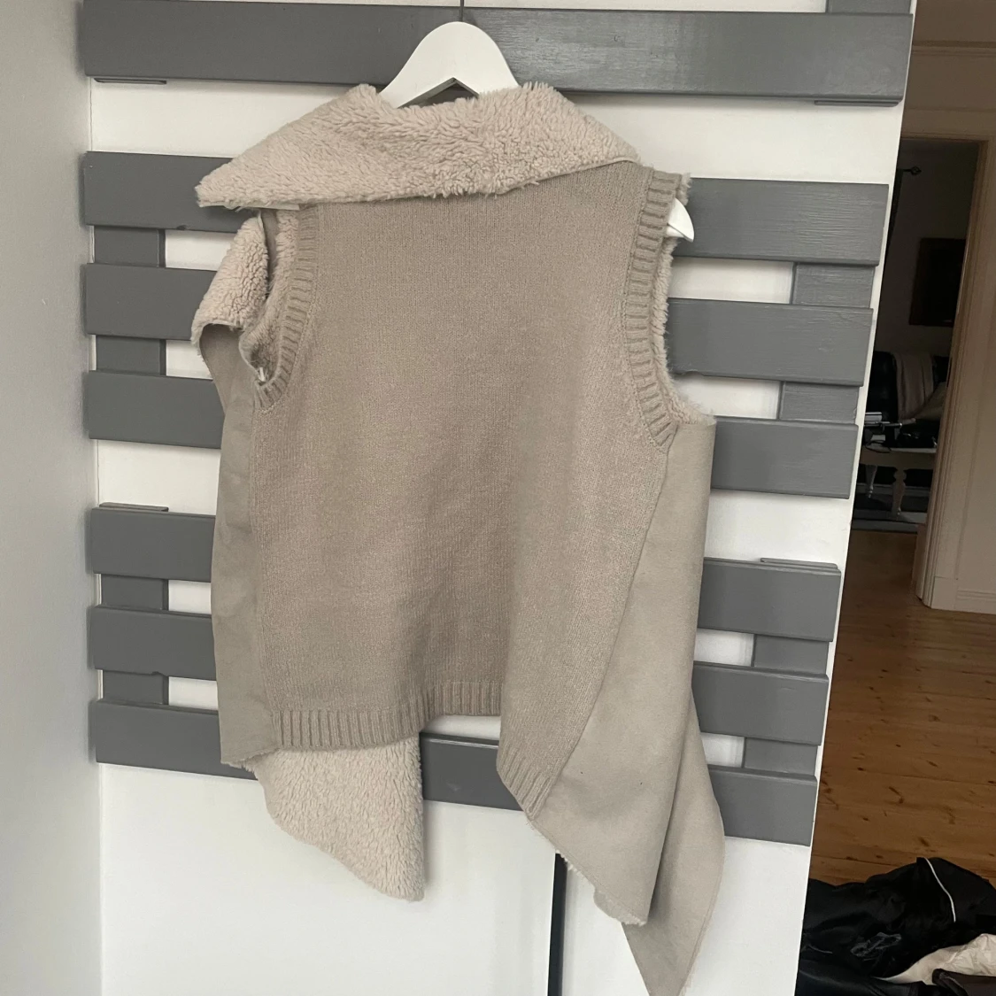 beige/grå fluffig väst - 93