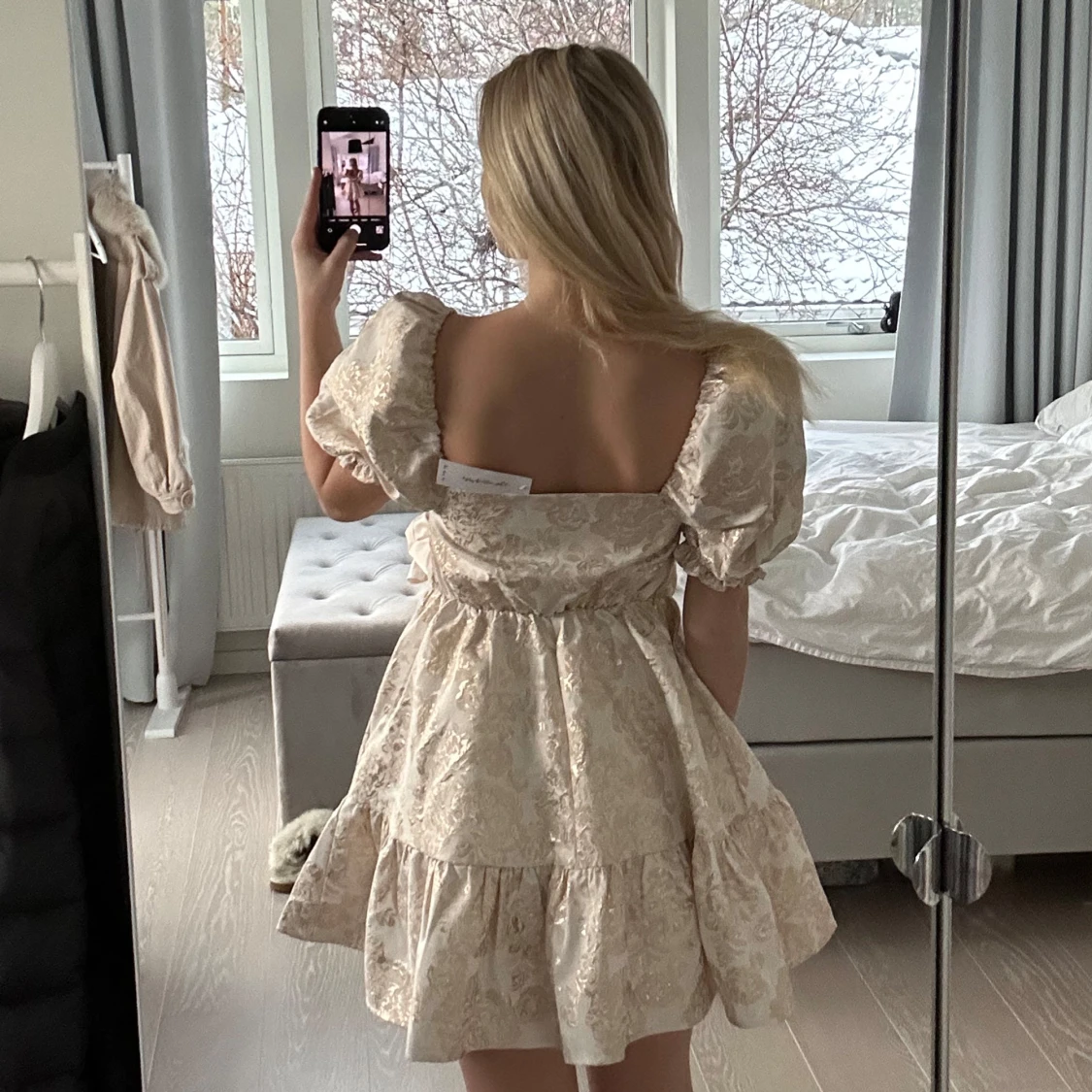 Beige klänning med puffärmar - 92