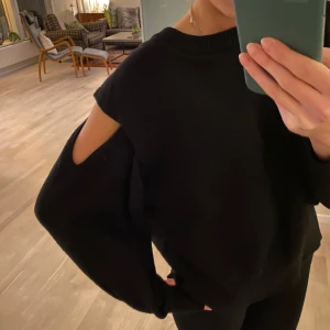 Svart zara tröja öppna axlar - Snygg svart tröja med bara axlar från zara😍Tröjan har en loose passform och är tillverkad i ett mjukt material😇 använd gärna köp nu!