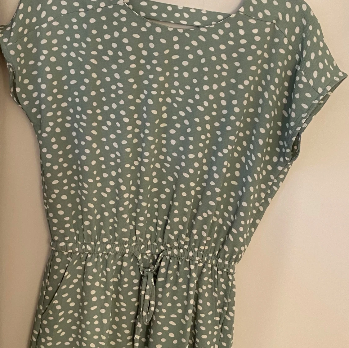 Grön prickig klänning från ONLY