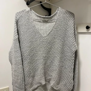 Stickad tröja - Mycket bra skick! Stretchig så passar även storlek M.