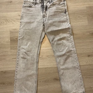 Hope - Rush jeans ljusgrå - Snygga och eftertraktade Rush jeans ifrån Hope i ljusgrå färg. Använt några enstaka gånger och är i princip i ny skick. Storlek 30/32, nypris 2300kr. Vid frågor eller funderingar  är det fritt fram att höra av sig!😁