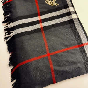 Burberry - halsduk - Tidlös halsduk från anrika Burberry. Extremt sparsamt använd, skick 9/10. Givetvis utan skador och skavanker. Snabb och seriös affär önskas.