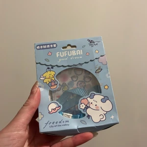 FUFUBAI good dream set - Ett sött set från FUFUBAI med temat 'good dream'. Förpackningen är dekorerad med gulliga figurer och innehåller olika små tillbehör. Perfekt för den som gillar kawaii-stil och vill ha något unikt och lekfullt. Man kan designa sina egna kort’