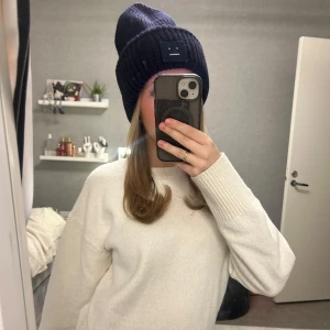Mörkblå acne mössa - Snygg och varm mörkblå acne mössa! Fick den av en vän men tyvärr passade inte mössan mig då den är lite större än den ”vanliga” modellen av mössorna. Bra skick, knappt använd och varm speciellt nu inför vintern. Priset kan diskuteras🙏