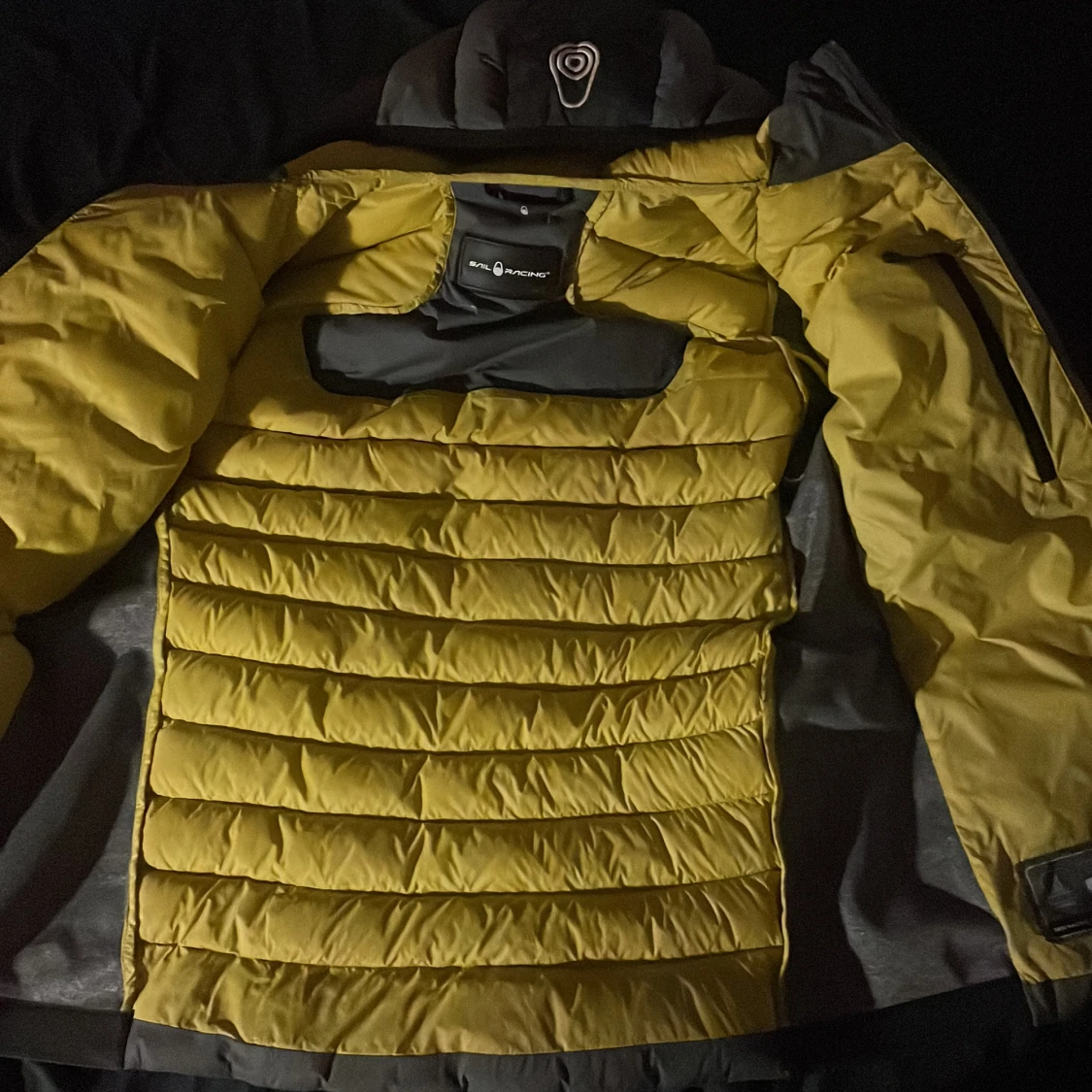 Svart och gul jacka från Sail Racing  - 90