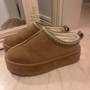 Låga uggs - INTE ÄKTA! Säljer dessa då jag var ett annat par, de har används fåtal gånger och de är som nyskick.  Storlek 38 Nypris: 500