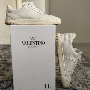 Valentino skor - Fräscha skor från valentino i modellen FLYCREW. Storlek 40 vilket gör att den passar bra för både tjejer o killar. Alla nitar e kvar på skorna och pris går o diskutera💕