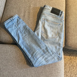 Neuw Jeans  - Ljus blåa Neuw jeans.  Nästan Helt nyskick på jeansen förutom en lite svart rand vid gylfen, men syns klappast. Säljer de för att vill bli av med de. Nypris ca 1600kr på jeans bolaget. Slim fit och är i M28 L32. Hör av dig om ni är intresserade!