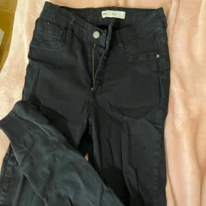 Svarta skinny jeans - Ett par svarta skinny jeans🖤Inga tecken på användning! De är i storlek L, men sitter som en vanlig M. Köptes för 300kr, men säljer för 150kr🖤