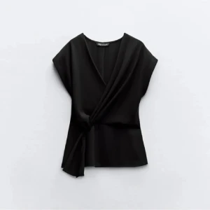 Svart omlottopp från Zara - svart omlottopp/blus från Zara strl M men passar mig som har S bra